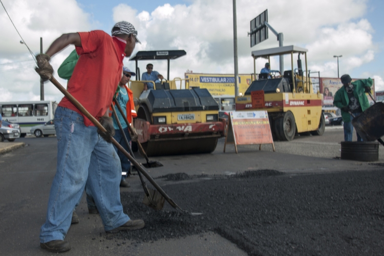 Prefeito confere obra de recapeamento - SMTT Aracaju
